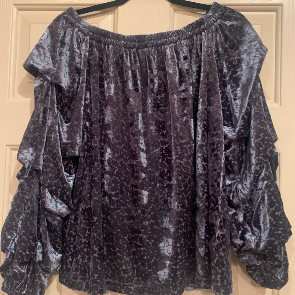 Easel-Elegant Velvet Off-Shoulder Top